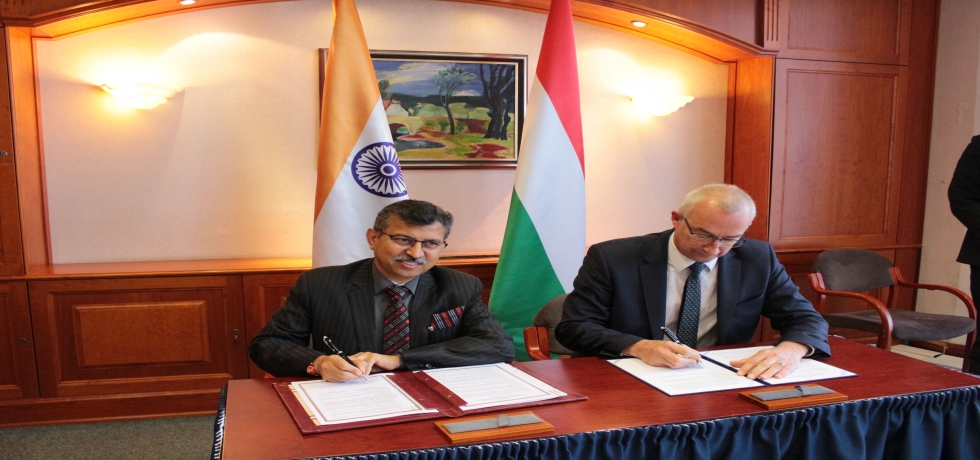Protocol signed by HE Peter Sztaray, State Secretary, Ministry of Foreign Affairs and Trade, Hungary and Rajendra Ratnoo, Joint Secretary, Ministry of Commerce and Industry at 6th Session of Hungarian Indian Joint Commission on Economic Cooperation, Budapest, Hungary (17-18.10.2022)
